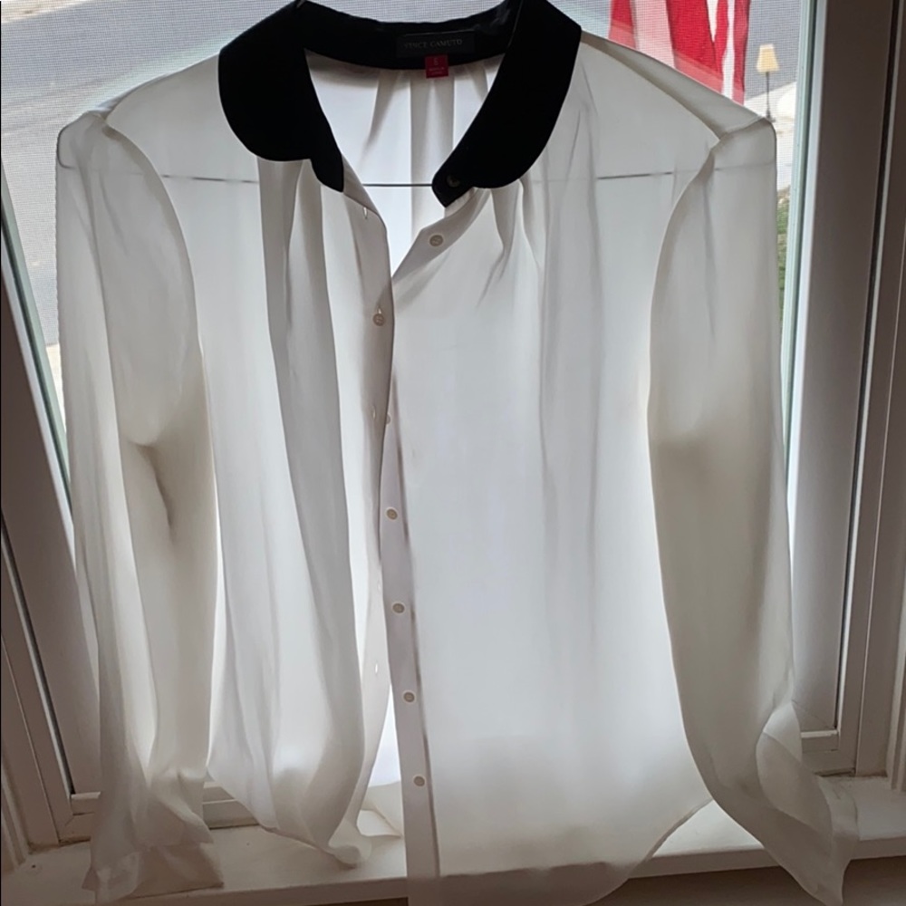 Vince Camuto White blouse w/ black collar. Size 6